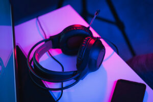 Casque gaming sur setup PC avec éclairage RGB