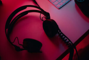 Casque gaming accessible avec éclairage rouge