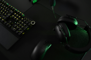 Setup gaming avec casque audio et clavier rétroéclairé vert