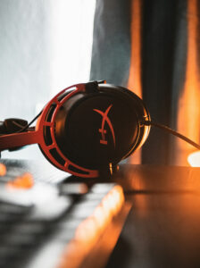Casque gaming HyperX sur un bureau