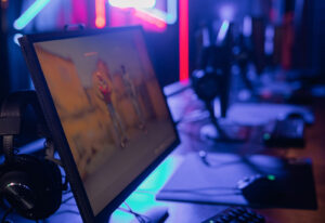 Setup gaming avec casque audio et écran de jeu, illustration d'un comparatif de casques gaming haut de gamme.