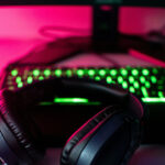 Casque gaming sur un bureau avec clavier RGB illustrant le comparatif Turtle Beach Stealth 700 Gen 3 vs Stealth 600 Gen 3.