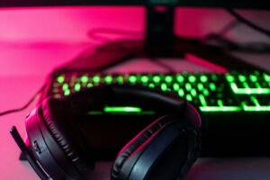 Casque gaming sur un bureau avec clavier RGB illustrant le comparatif Turtle Beach Stealth 700 Gen 3 vs Stealth 600 Gen 3.