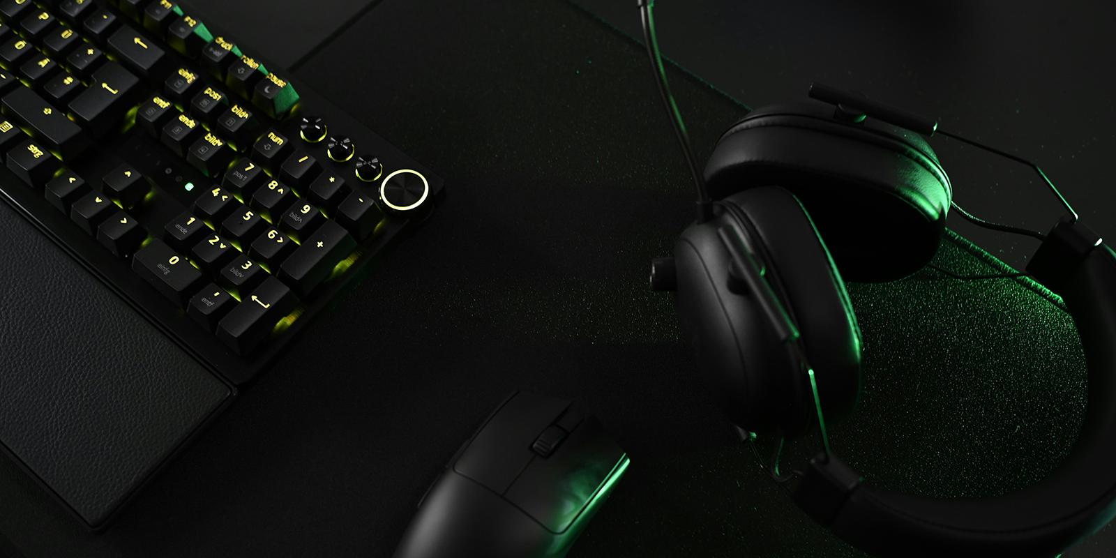 Setup gaming avec casque audio et clavier rétroéclairé vert