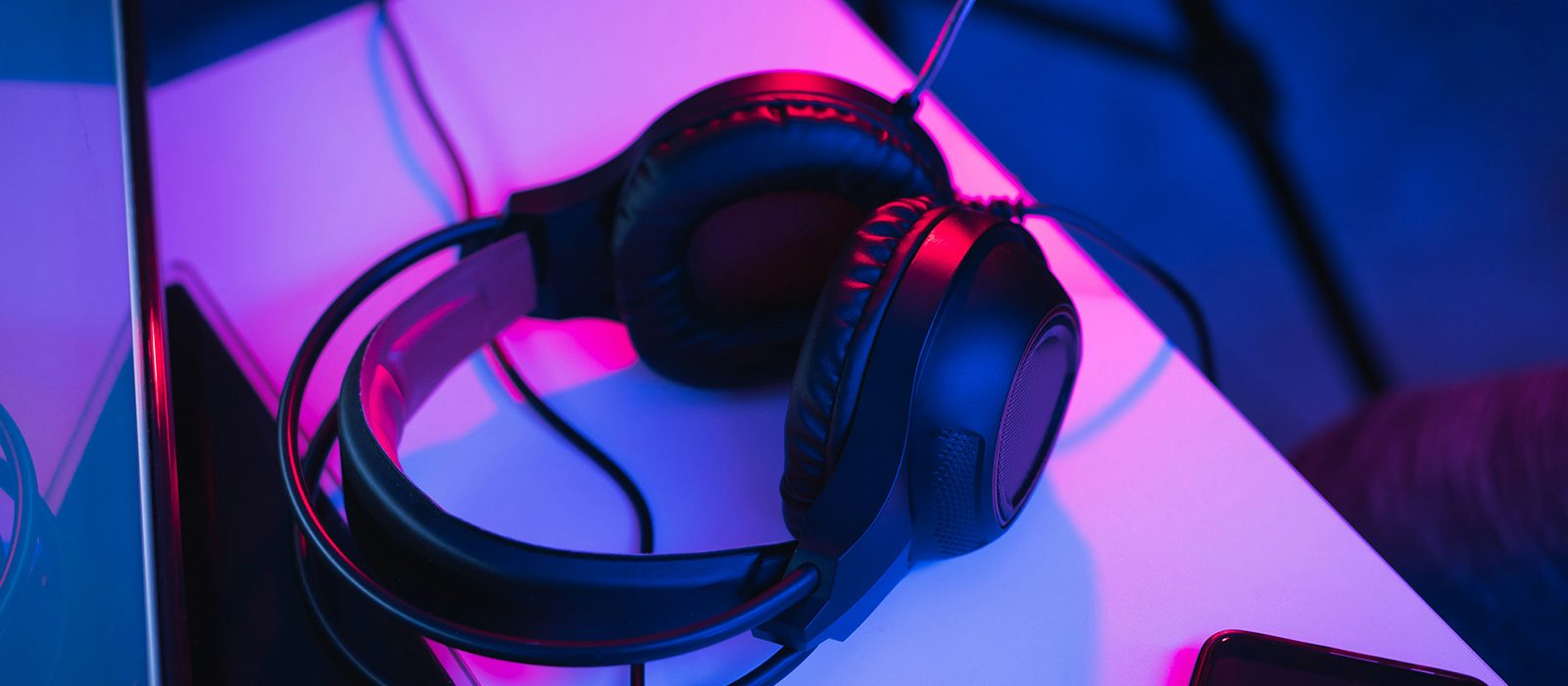 Casque gaming sur setup PC avec éclairage RGB