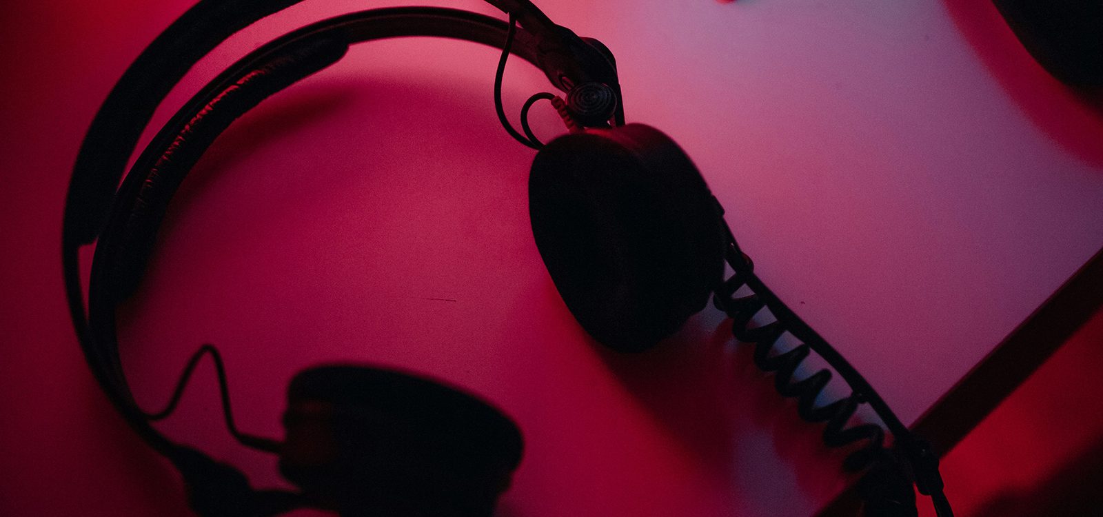 Casque gaming accessible avec éclairage rouge