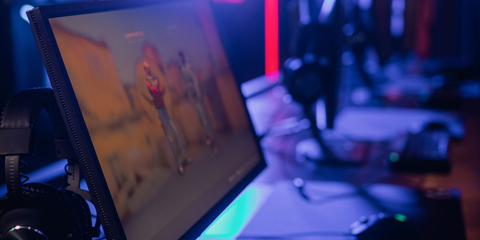 Setup gaming avec casque audio et écran de jeu, illustration d'un comparatif de casques gaming haut de gamme.