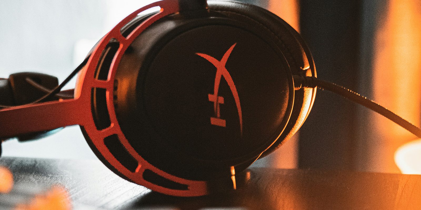 Casque gaming HyperX sur un bureau