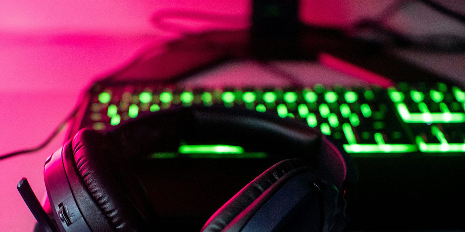 Casque gaming sur un bureau avec clavier RGB illustrant le comparatif Turtle Beach Stealth 700 Gen 3 vs Stealth 600 Gen 3.